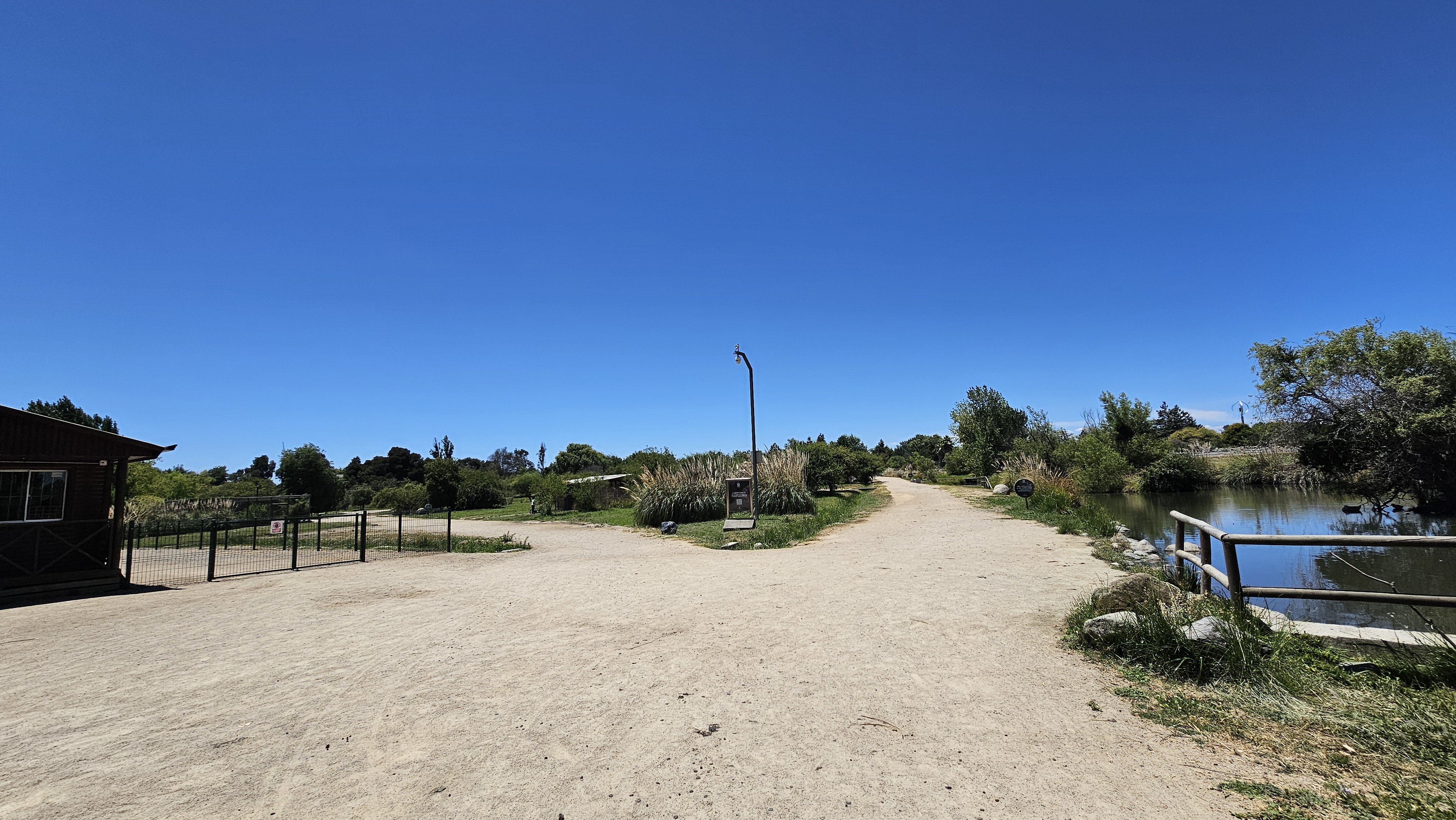 Fotografía de una intersección entre los senderos con los que cuenta el parque al costado del lago